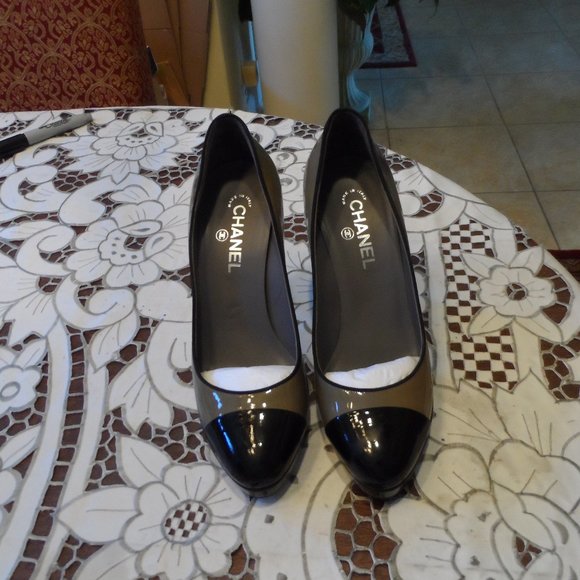 CHANEL Sage Green/Black Patent Leather Interlocking CC Logo Pumps Size EU 41 - Picture 1 of 16